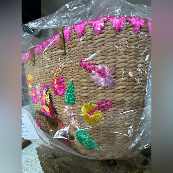 ‼️RARE‼️ 🎸RAFE🎸 Evelyn Seagrass Tote- Lovebirds✨

✨Color: Multi-color✨ - Picture 6 of 11